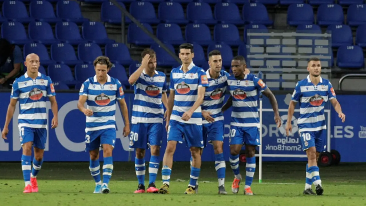 Los jugadores del Deportivo celebran el segundo gol ante el Fuenlabrada. EFE