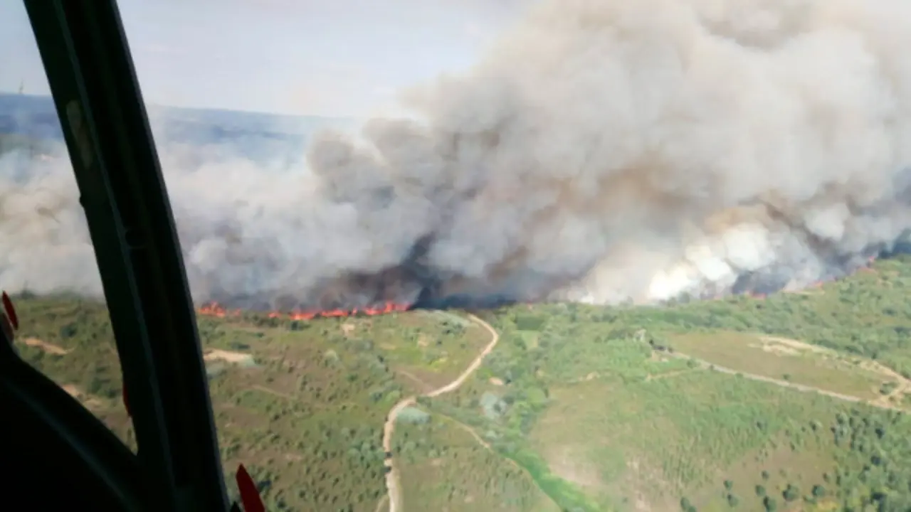 Imagen del incendio de Toén. @BrifLaza