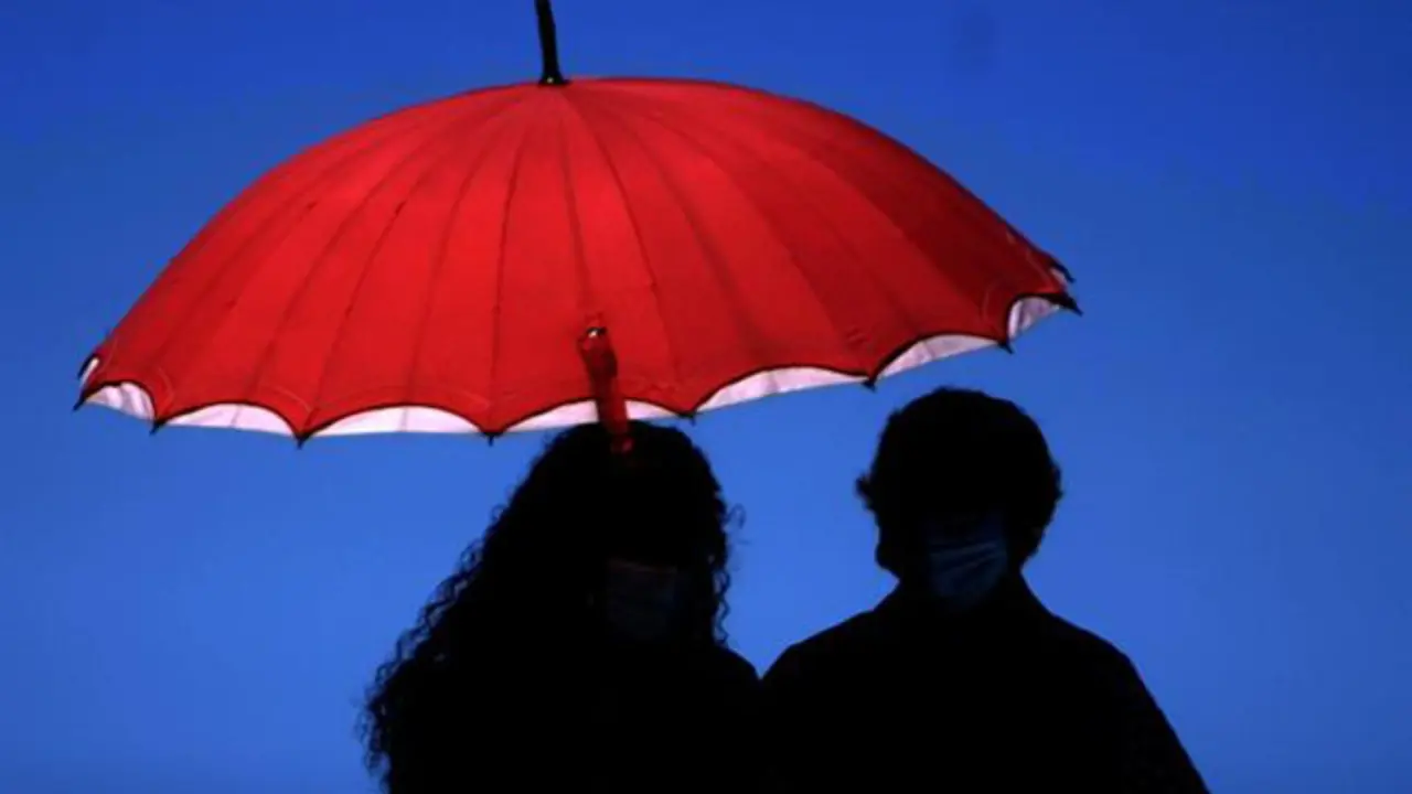 Dos mujeres caminan por el paseo mar&iacute;timo de A Coru&ntilde;a. CABALAR