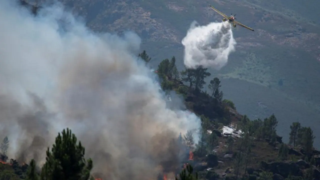 Un hidroavión combate el fuego en O Xurés. BRAIS LORENZO