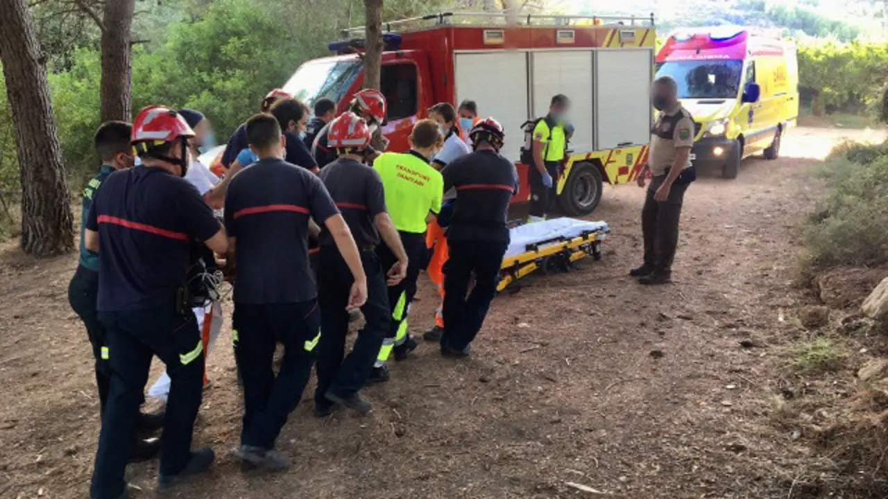 Traslado de la menor desde un pantano en Castellón. @SIAB_Castellon