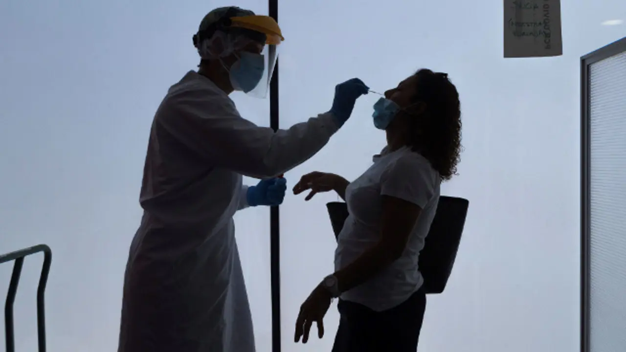 Una mujer se somete a un prueba PCR. TONI GALÁN