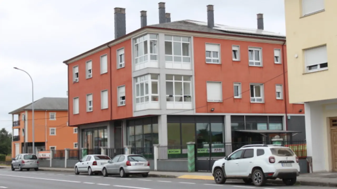 Edificio en el que se aislaron los jornaleros en Castro. SILVIA IGLESIA