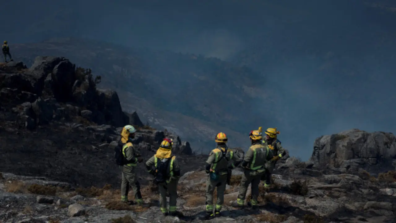 Equipos de extinción en Lobios. BRAIS LORENZO (Efe)