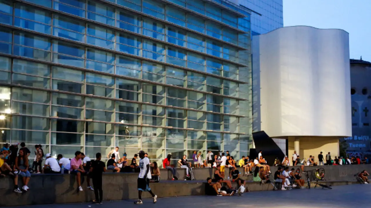 Varios jóvenes en una plaza de Barcelona. EP