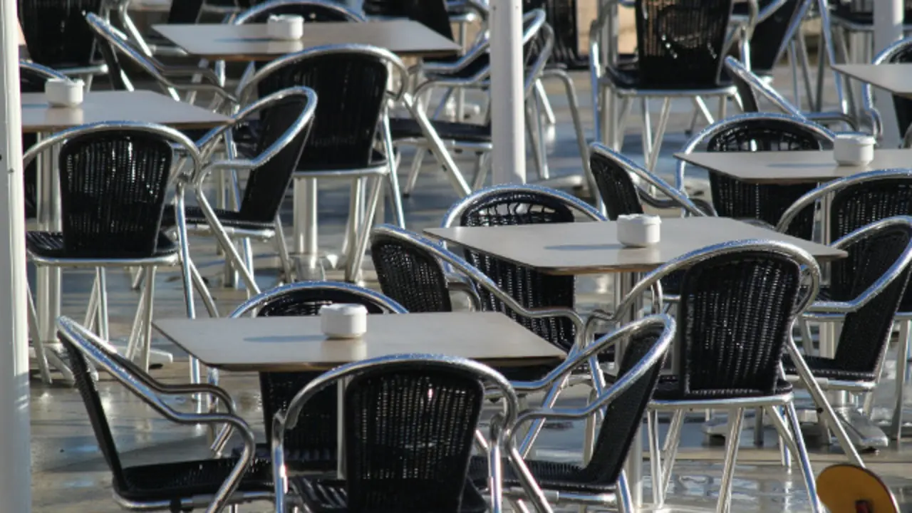 Una terraza con ceniceros en las mesas. PIXABAY