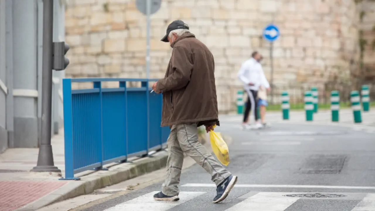 Una persona fuma por la calle en Lugo. CARLOS CASTRO