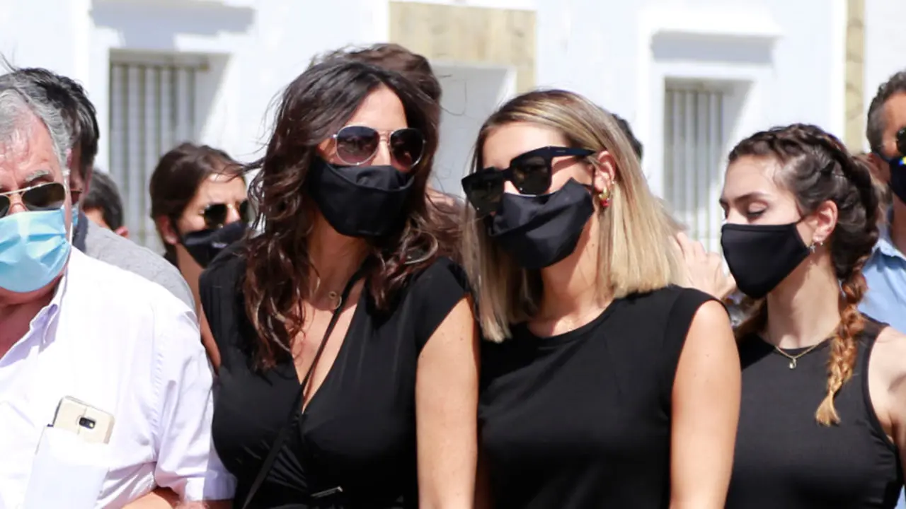 Paz Padilla e a súa filla, Anna Ferrer, no funeral do seu marido, Antonio Juan Vidal. LEANDRO WASSAUL/EFE