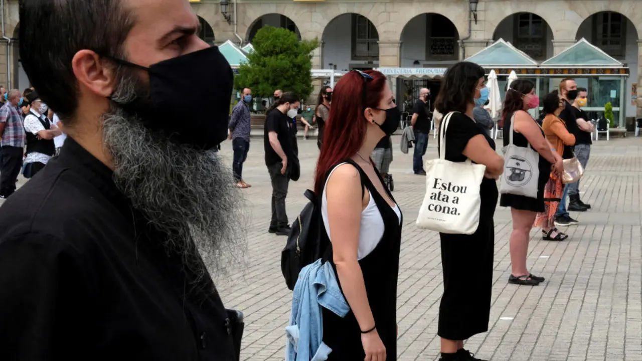 Protesta silenciosa convocada o pasado venres polos hostaleiros da Coruña ante as medidas relativas ao lecer nocturno anunciadas polo Ministerio de Sanidade. KIKO DELGADO/EFE