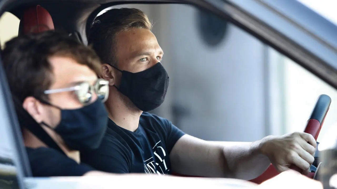 Arthur Melo, semana atrás, á súa chegada á cidade deportiva Joan Gamper. ALEJANDRO GARCÍA/EFE