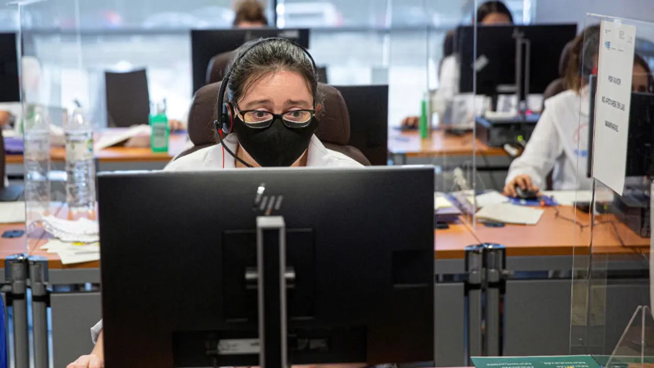 Un grupo multidisciplinar de rastreadores trabaja en Logroño para frenar la expansión del virus. EFE