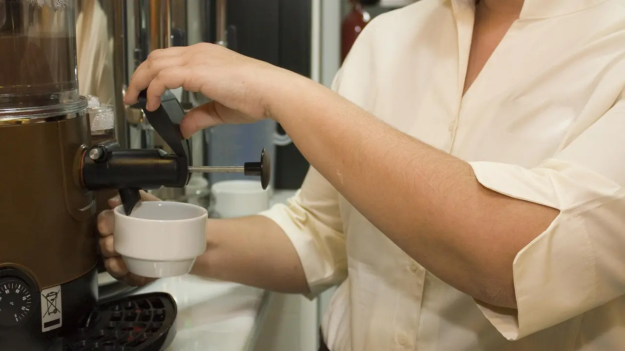 Camareira servindo un café. PIXABAY