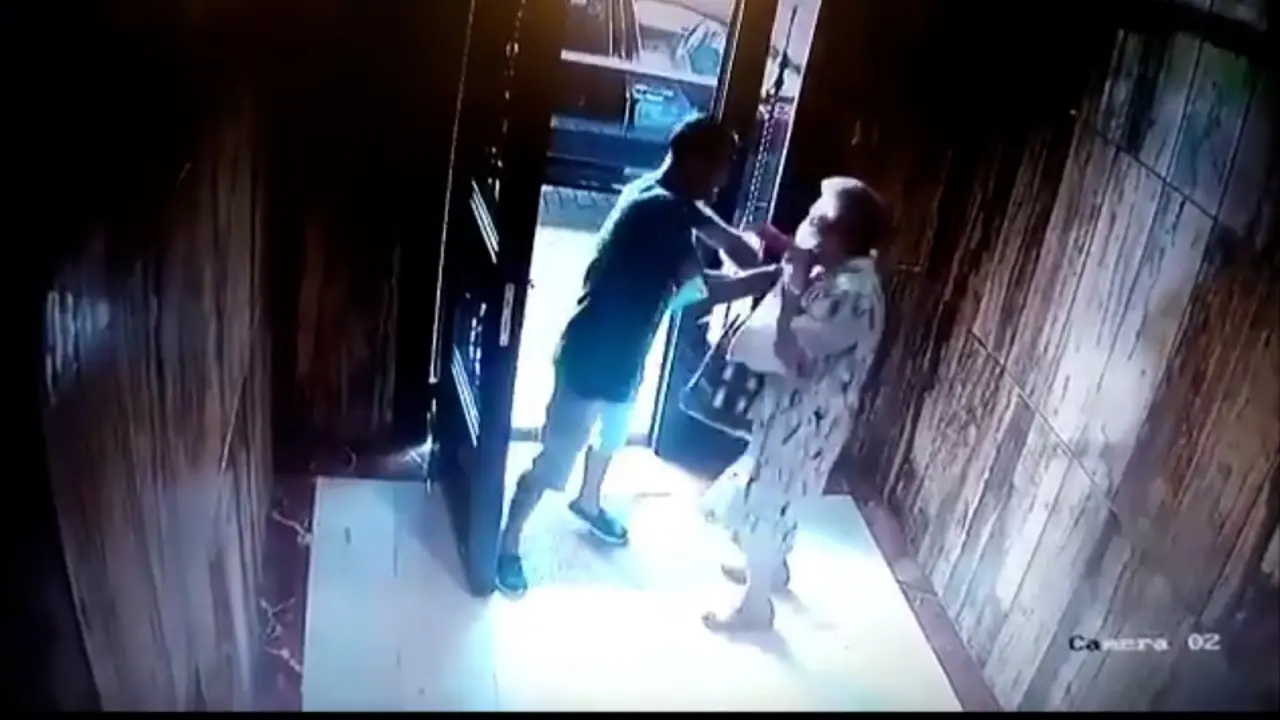 El ladrón pegó un fuerte puñetazo a la anciana. YOUTUBE