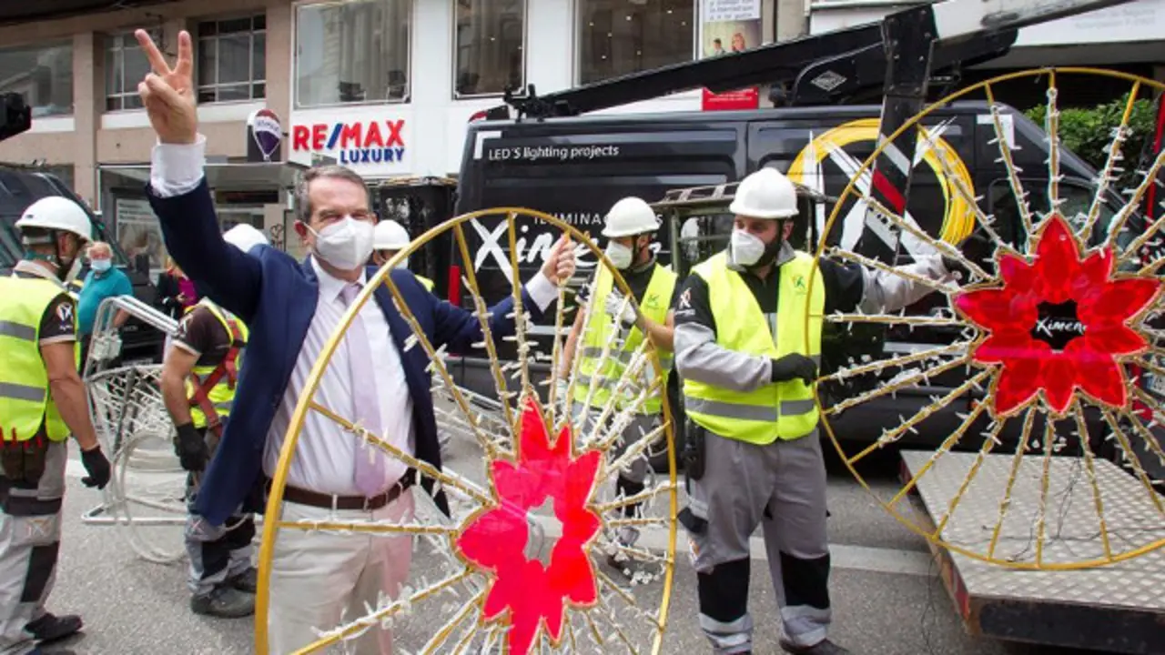 Abel Caballero participa na instalación das luces de Nadal. EFE