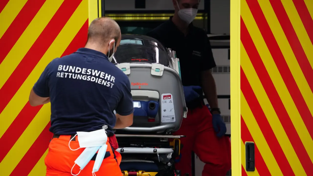 Sanitarios alemanes atienden Navalni a su llegada a Berlín. CLEMENS BILAN