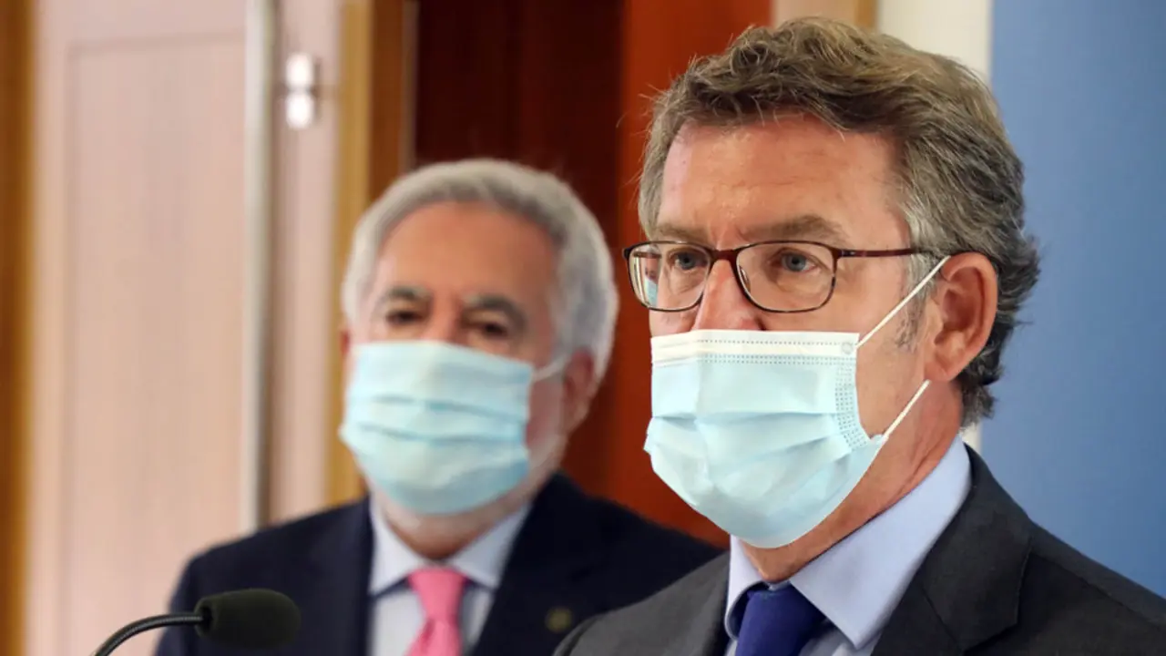 Alberto Núñez Feijóo e Miguel Santalices (ao fondo). PEPE FERRÍN