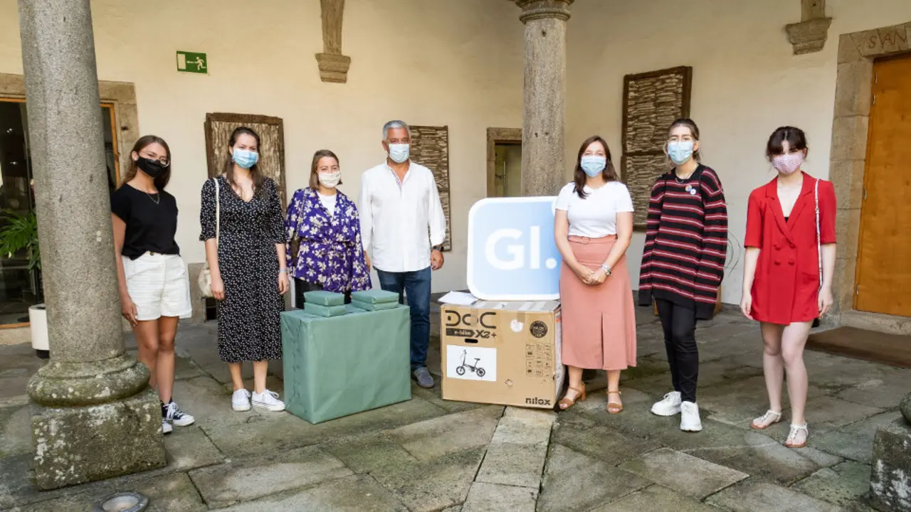 Gañadores do certame Lingua de Namorar. EFE