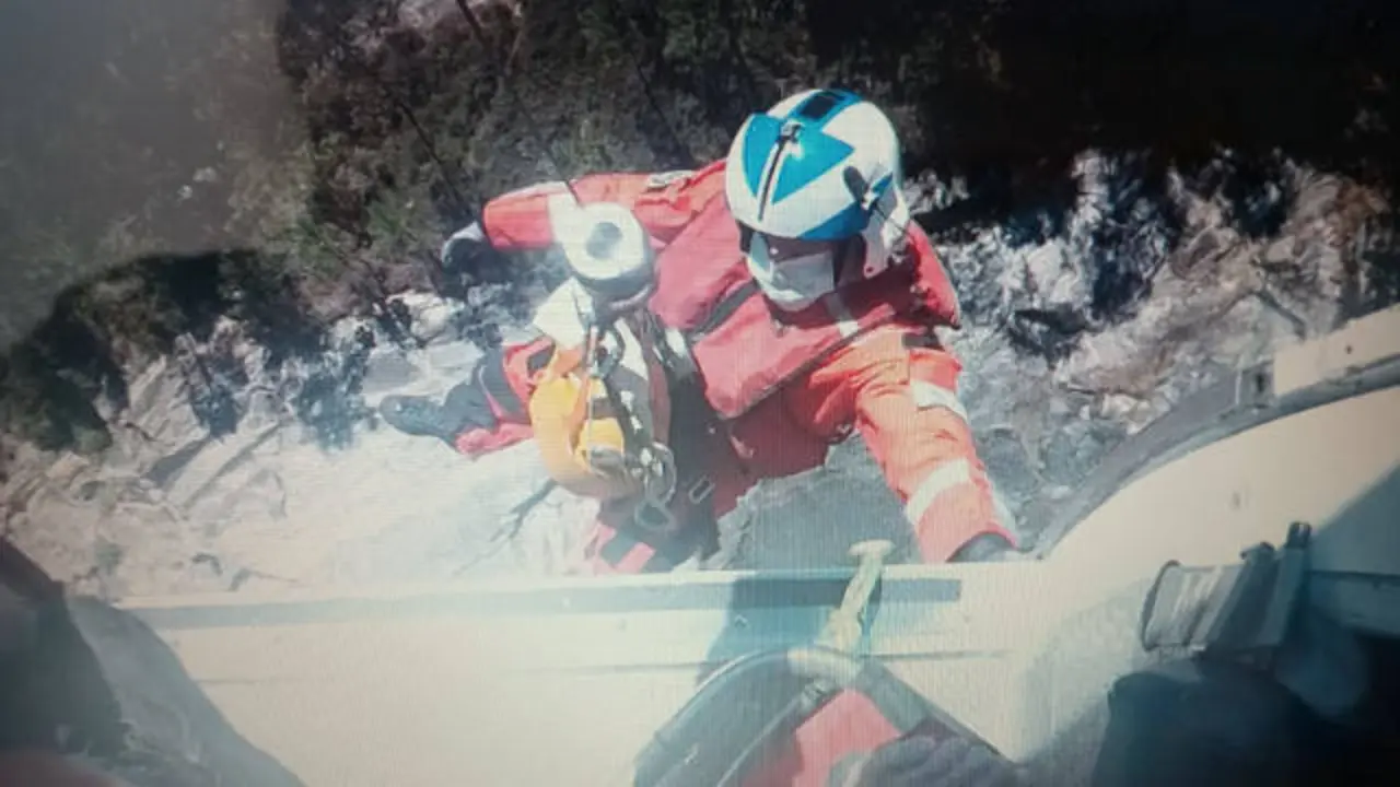 Rescate del joven en A Pobra do Caramiñal. GARDACOSTAS