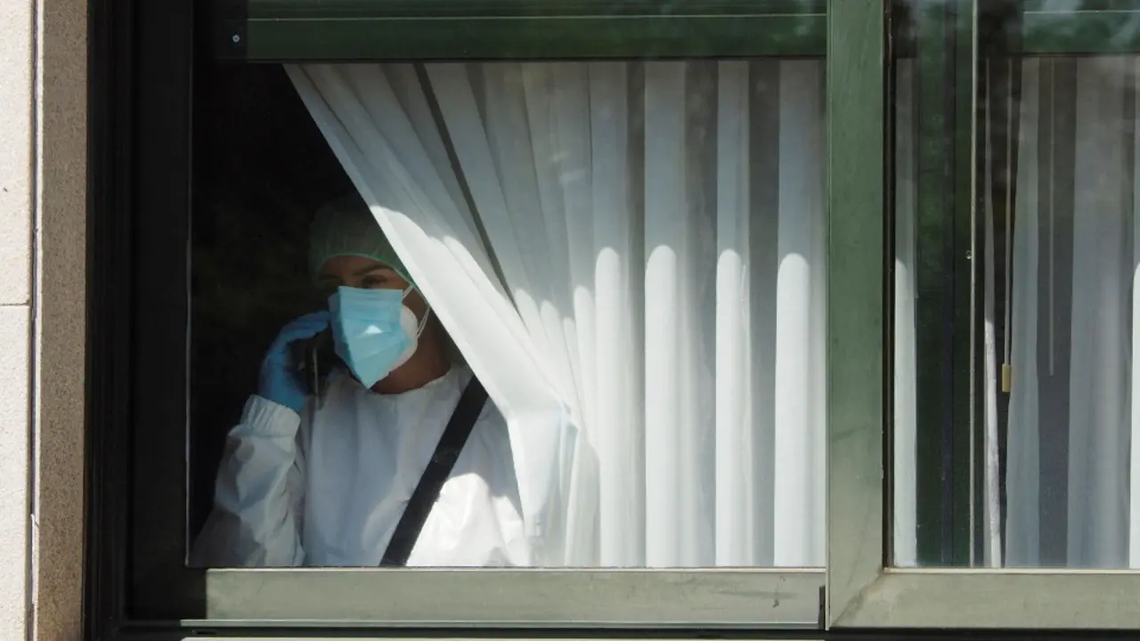 Una trabajadora de la residencia de O Incio habla por teléfono. EFE