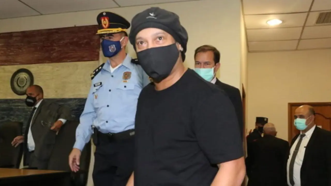 Ronaldinho, a su llegada a la audiencia en Asunción. EFE