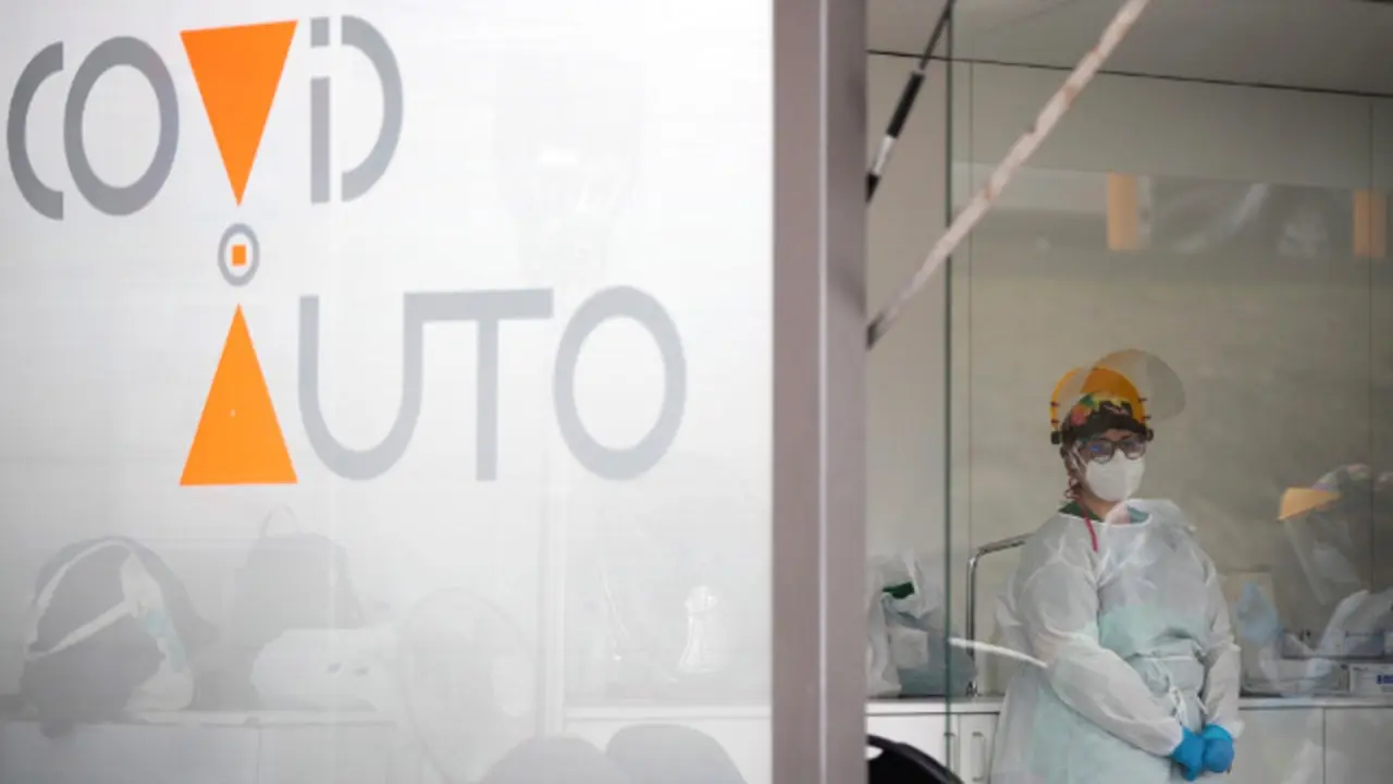 Unha sanitaria traballa no Covid-auto instalado nos exteriores do Complexo Hospitalario Universitario da Coruña (CHUAC). EFE