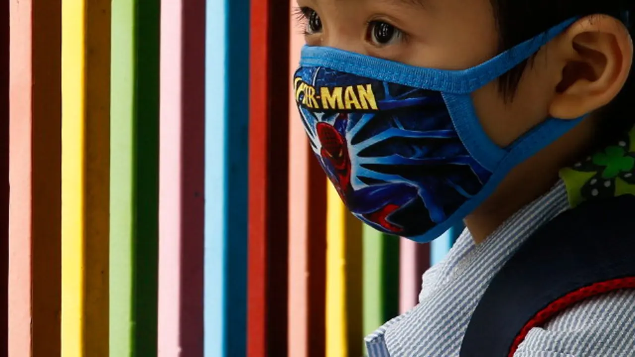Un neno con máscara. EFE
