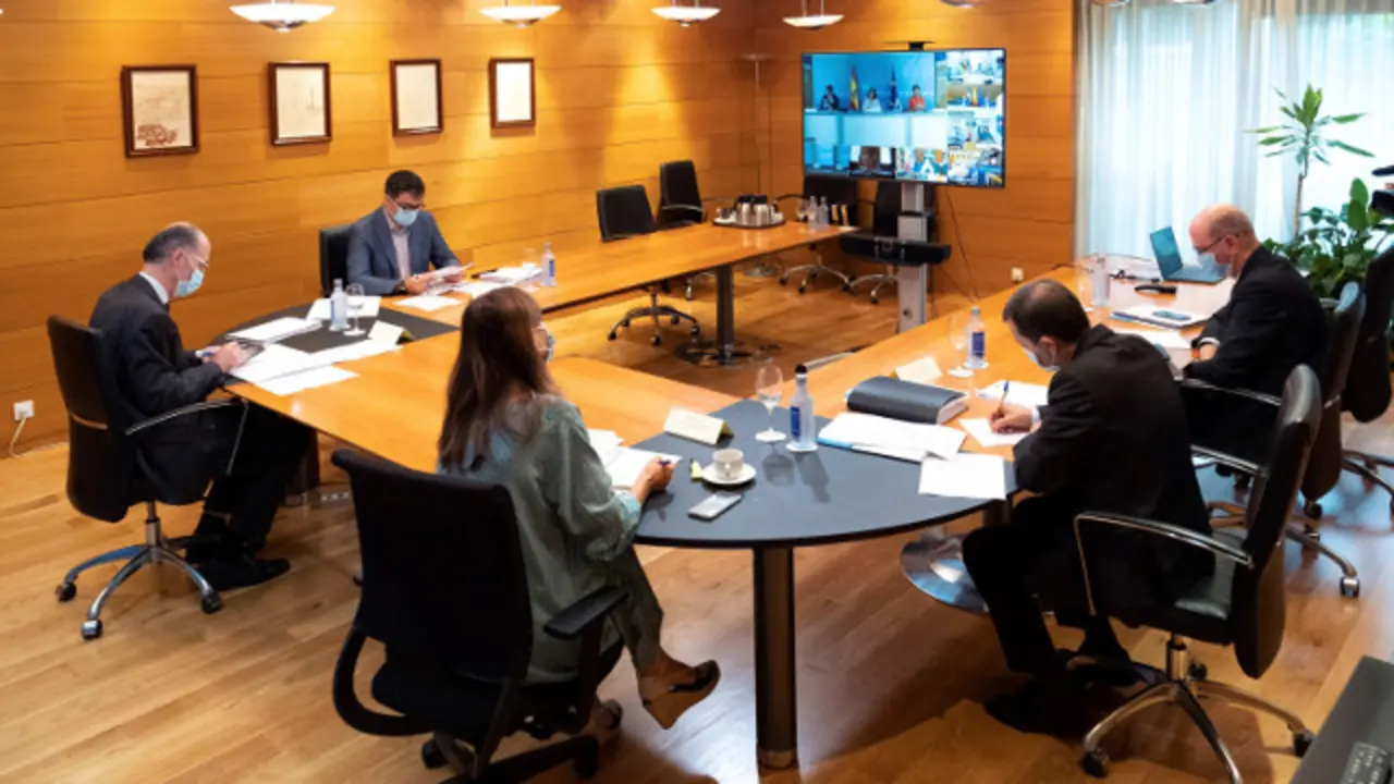 Os conselleiros Carmen Pomar e Jesús Vázquez Almuíña participan por videoconferencia na Conferencia Sectorial de Educación e Sanidade. EFE