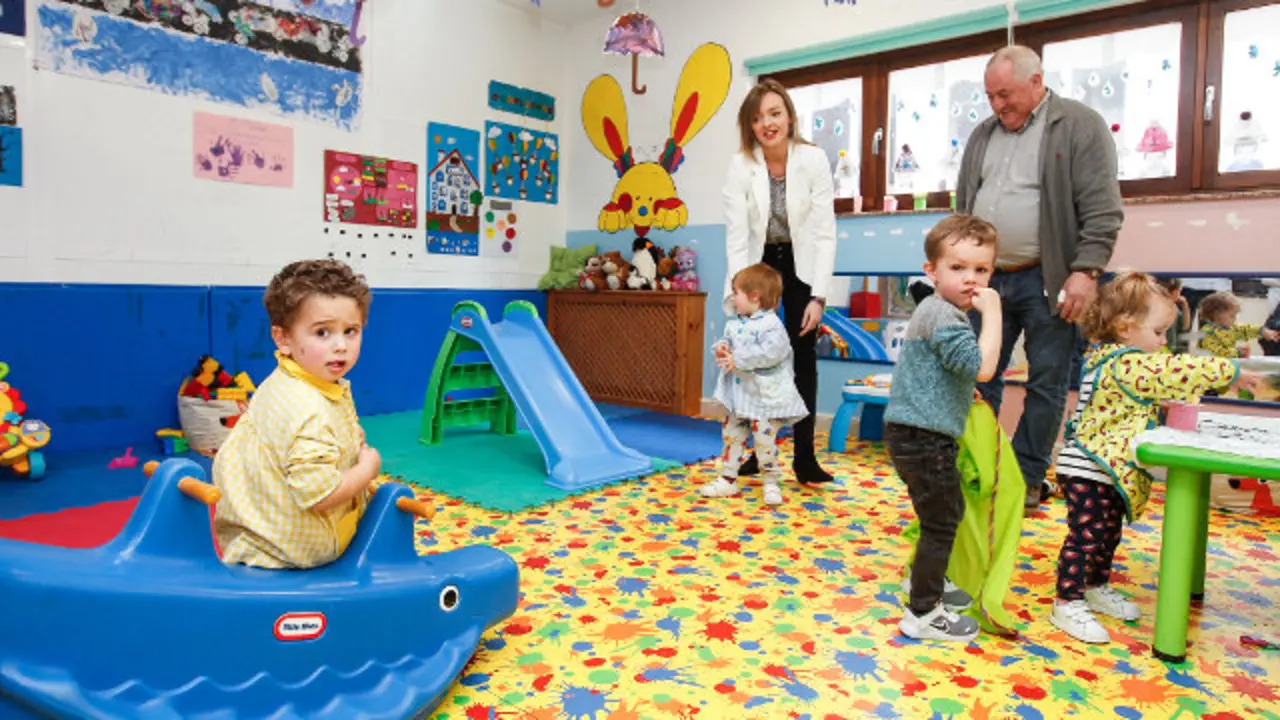 Imaxe da conselleira Fabiola García a unha gardería nunha foto de arquivo. AMA