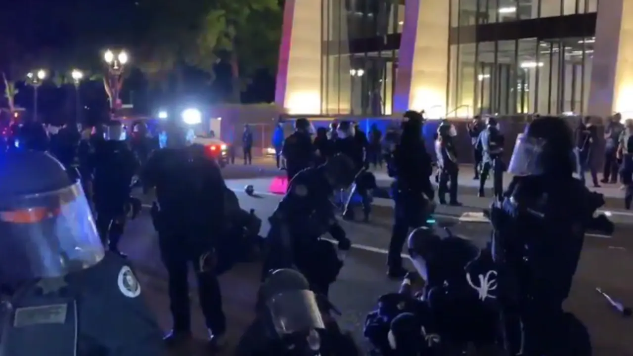 Un momento vivido durante los disturbios en Portland. TWITTER