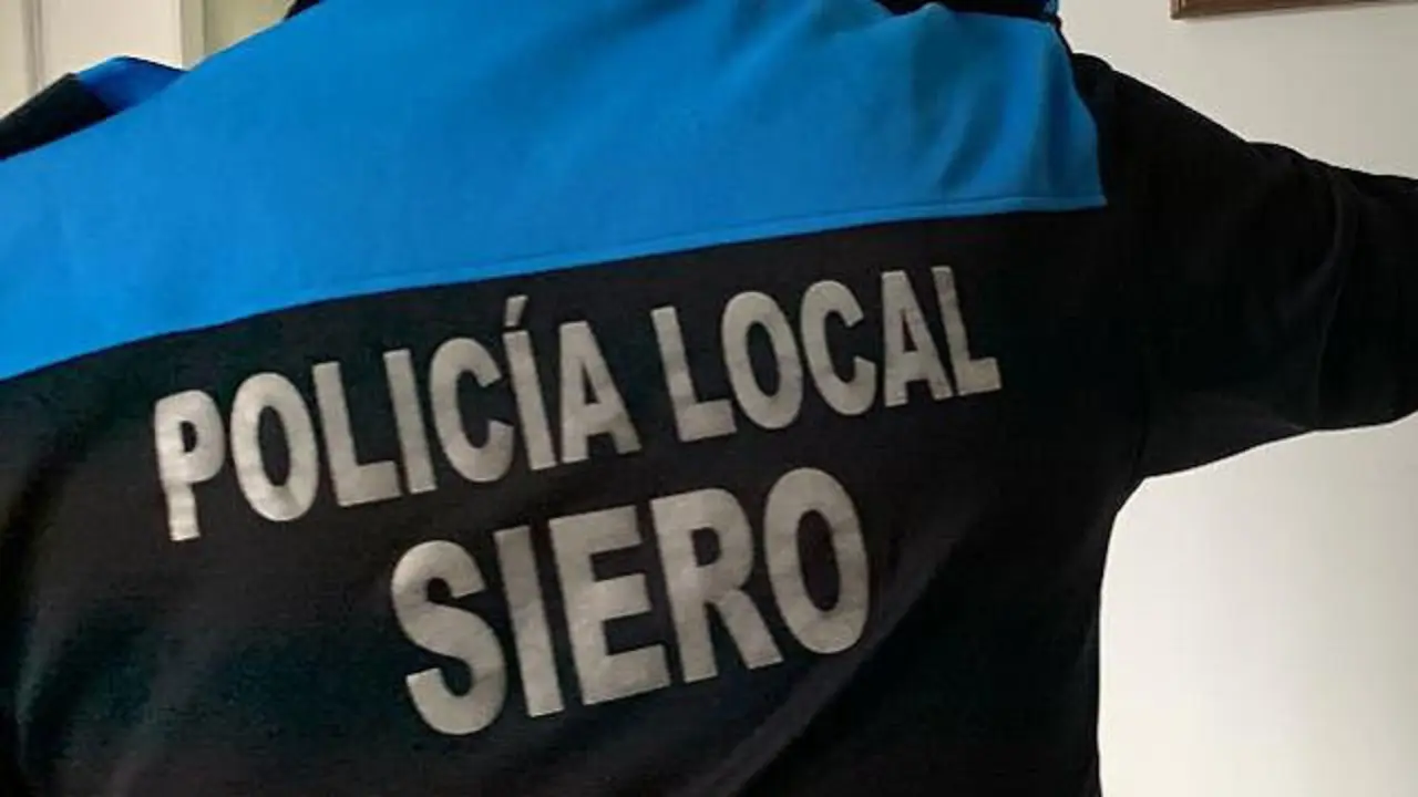 Un agente de la Policía Local de Siero, de espaldas. EP