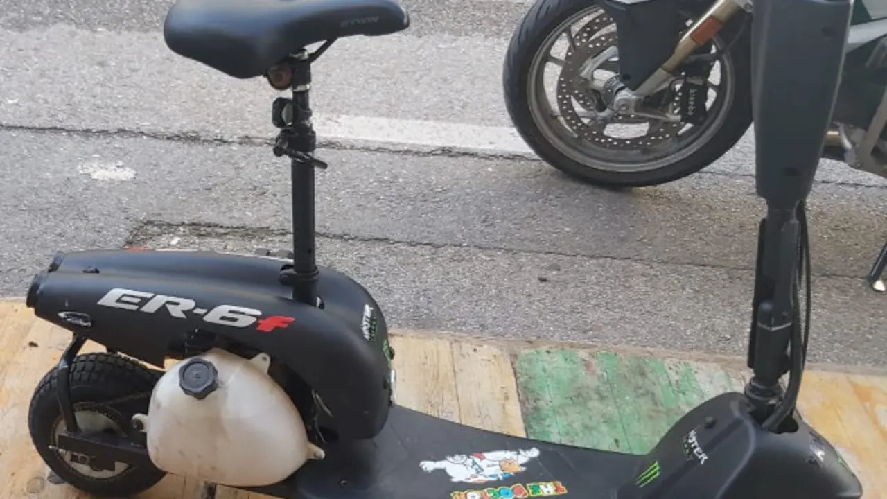 O patinete modificado co motor dunha rozadora. GARDA CIVIL