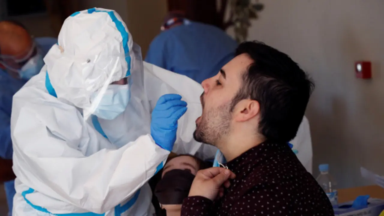 Sanitarios hacen pruebas en O Incio. ELISEO TRIGO