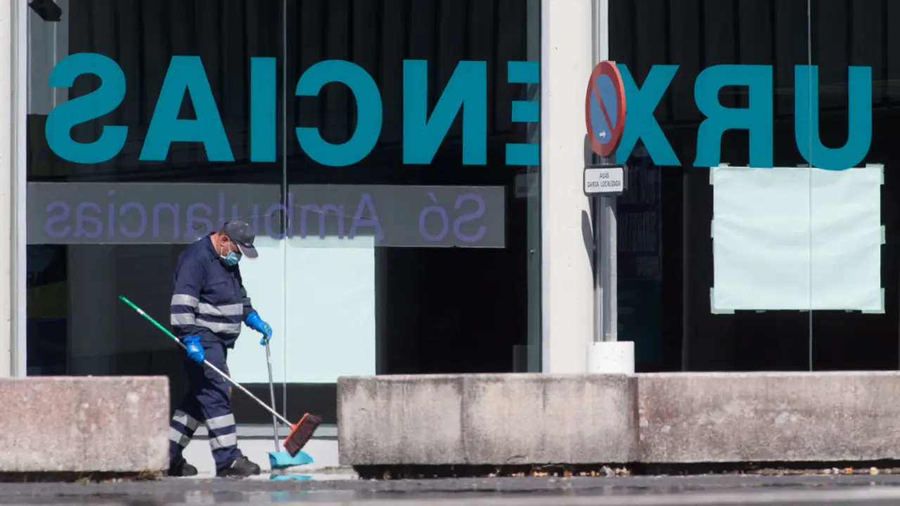 Un operario de limpieza barre las inmediaciones del Hula. CARLOS CASTRO