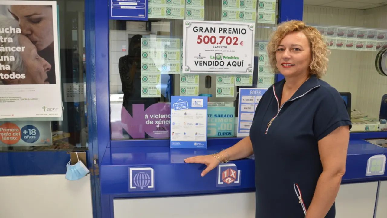 Peregrina Pereira posa delante del cartel del premio. A. PAZ