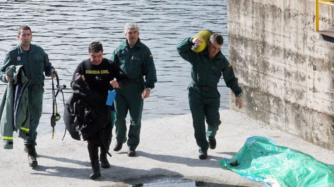 Submarinistas en el embalse de Velle en una operación en 2007. ARCHIVO