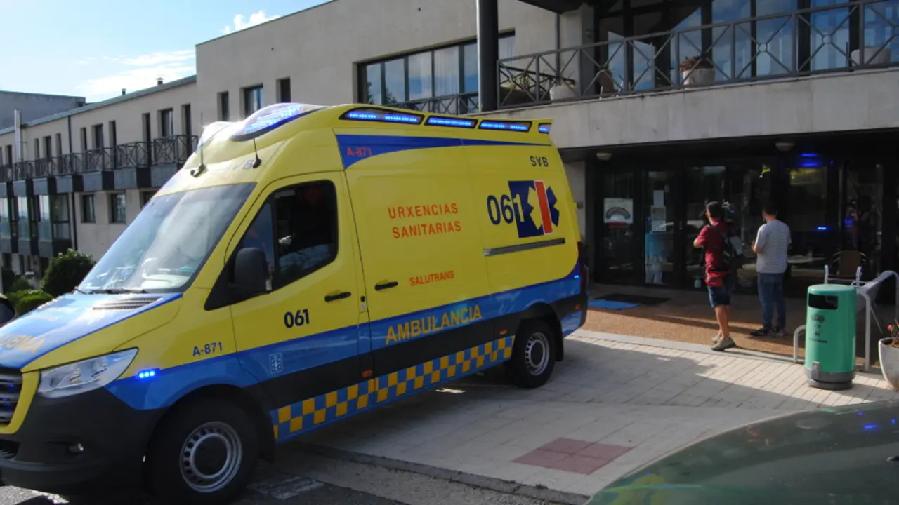 Personal sanitario ante la residencia de mayores de O Incio.