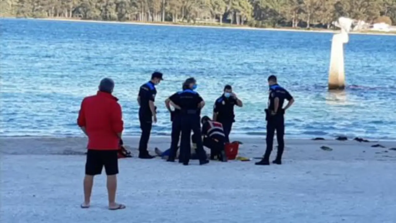 Agentes de la Policía local fueron los encargados de darle los primeros auxilios al fallecido en O Grove. TVG