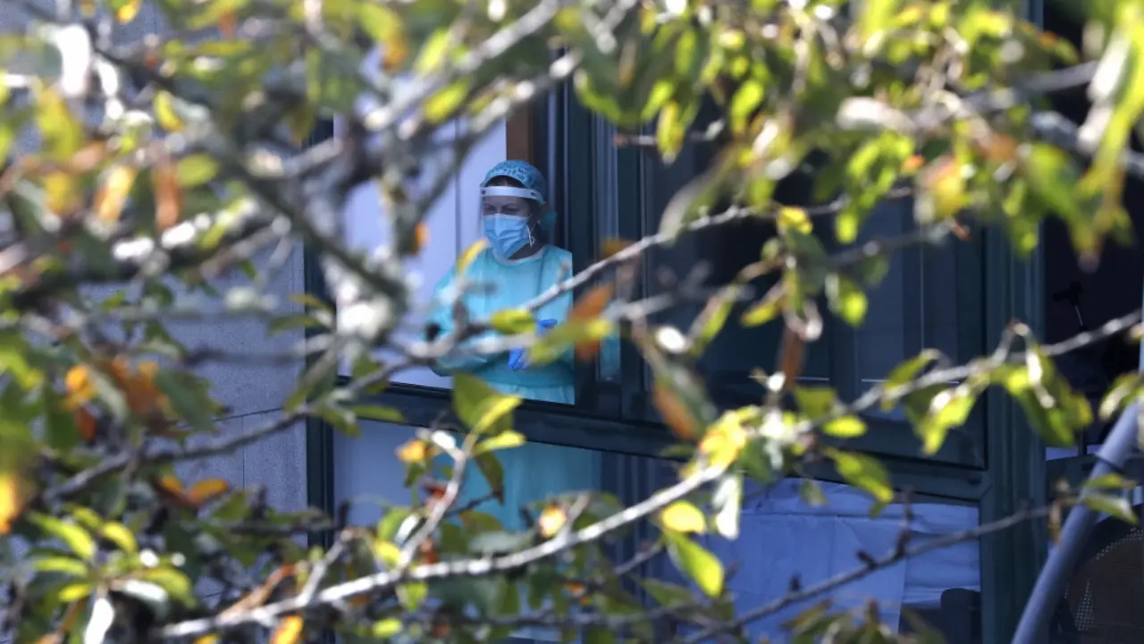 Una trabajadora de la residencia de O Incio. XESÚS PONTE