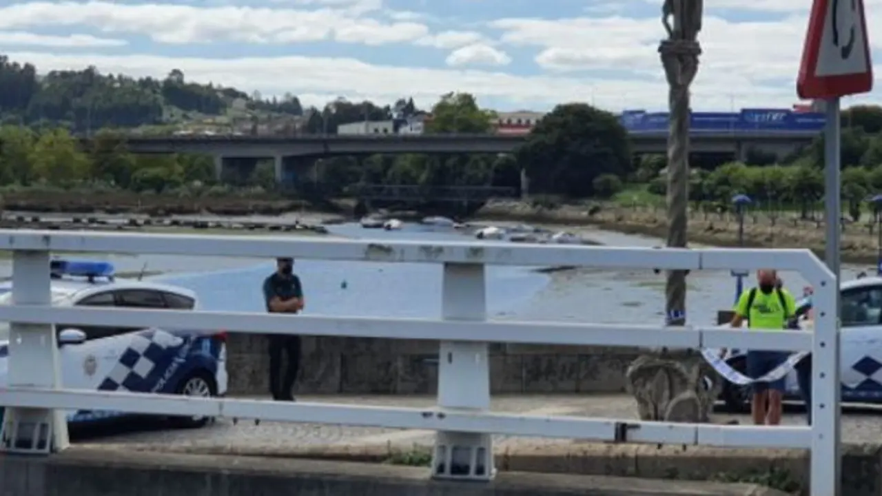 Efectivos de la Policía en la ría de O Burgo. TVG