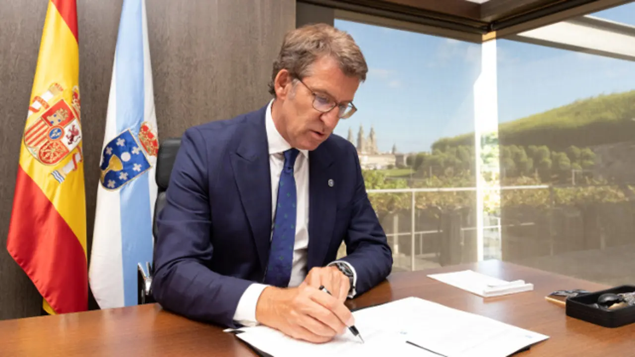 O presidente da Xunta, Alberto Núñez Feijóo, asina o decreto de composición do Goberno. Despacho do presidente en Monte Pío, Santiago de Compostela, 6 de setembro de 2020