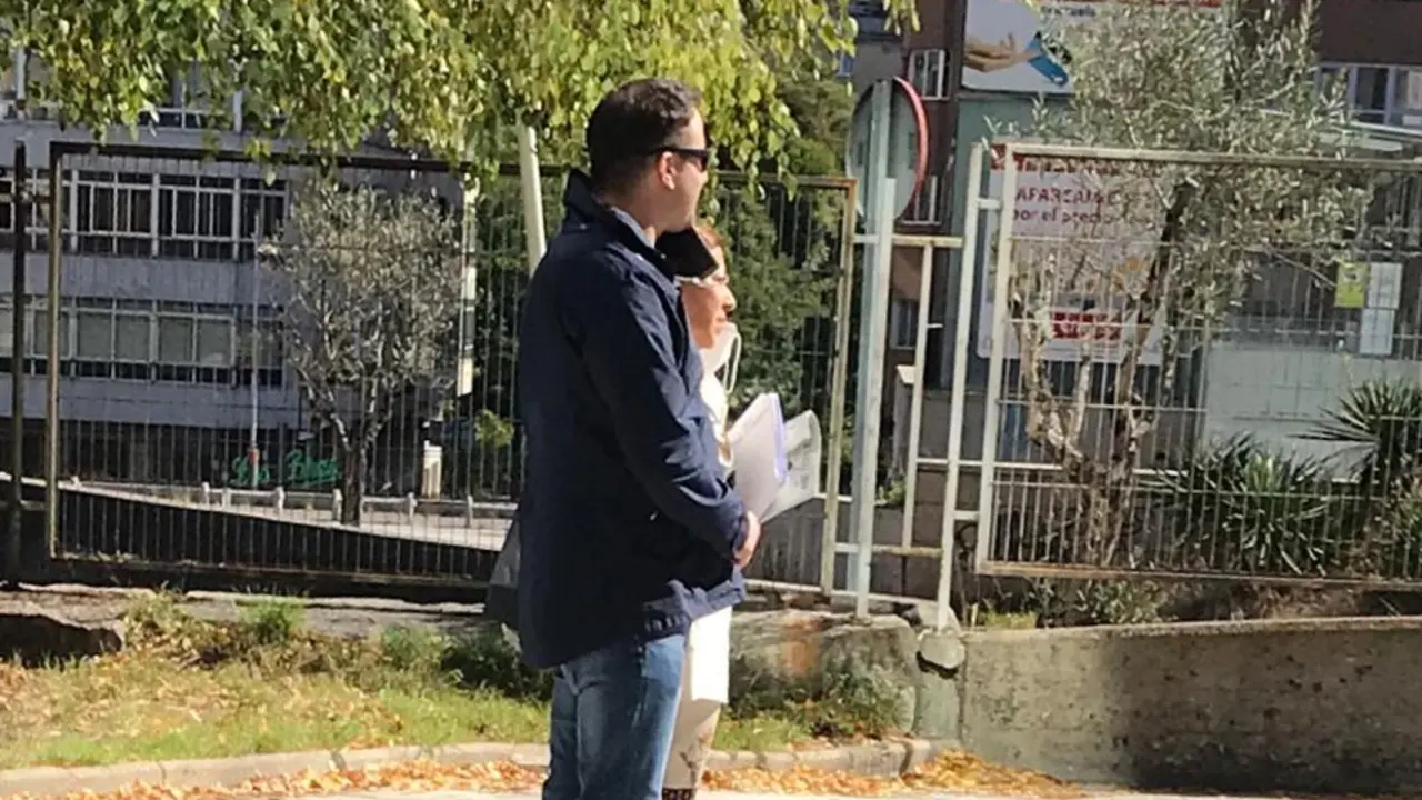 Santórum, coa súa avogada Carmen Ventoso ante os xulgados de Vigo. EP