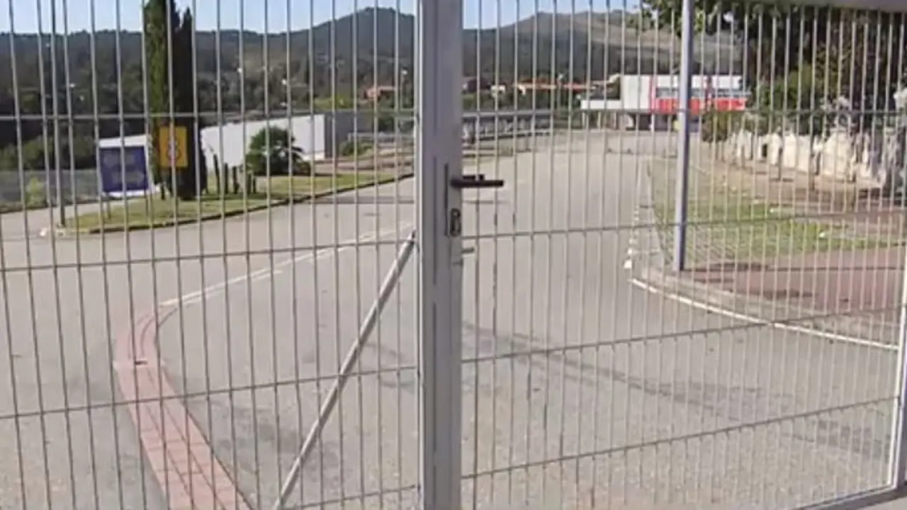 La entrada al centro que ha suspendido sus clases presenciales