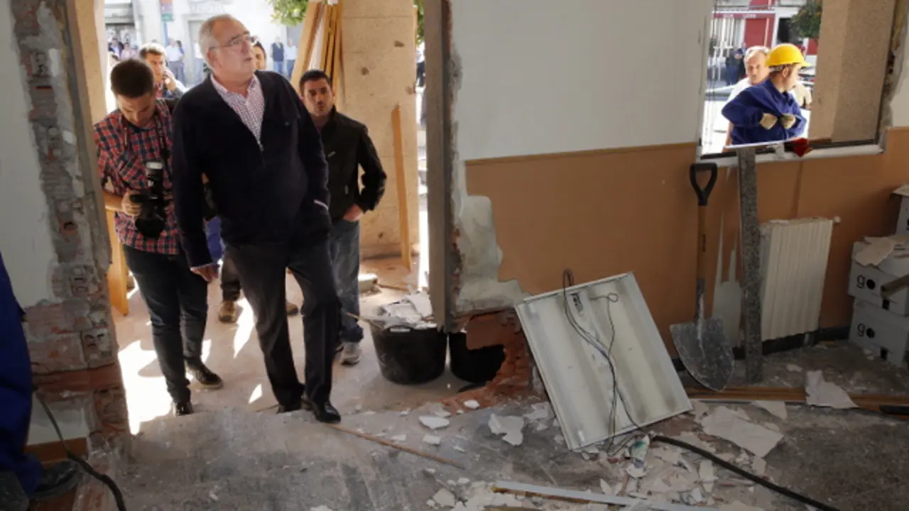 El último acto terrorista en Galicia fue un artefacto explosivo ante la sede del Concello de Baralla en octubre de 2014. PEPE TEJERO