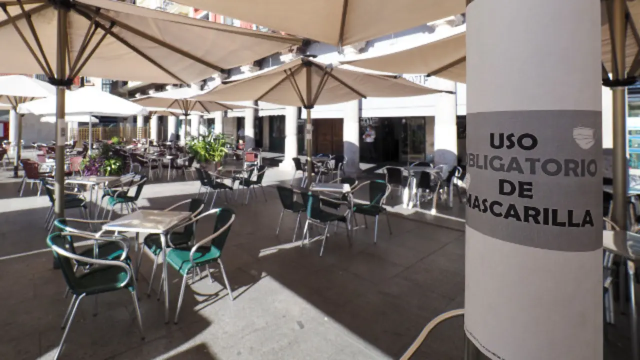 Una terraza en la Plaza Mayor de Valladolid. EFE