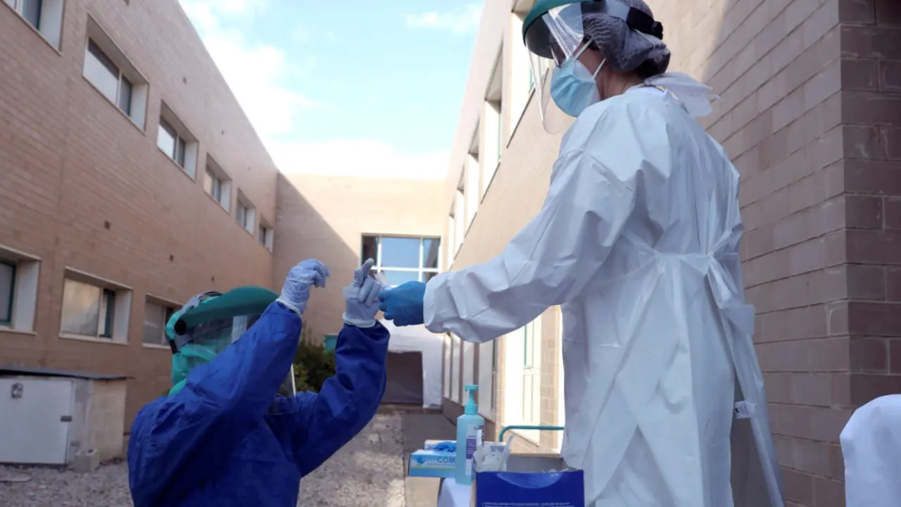 Sanitarios se preparan para realizar pruebas PCR ante un centro de salud. EFE