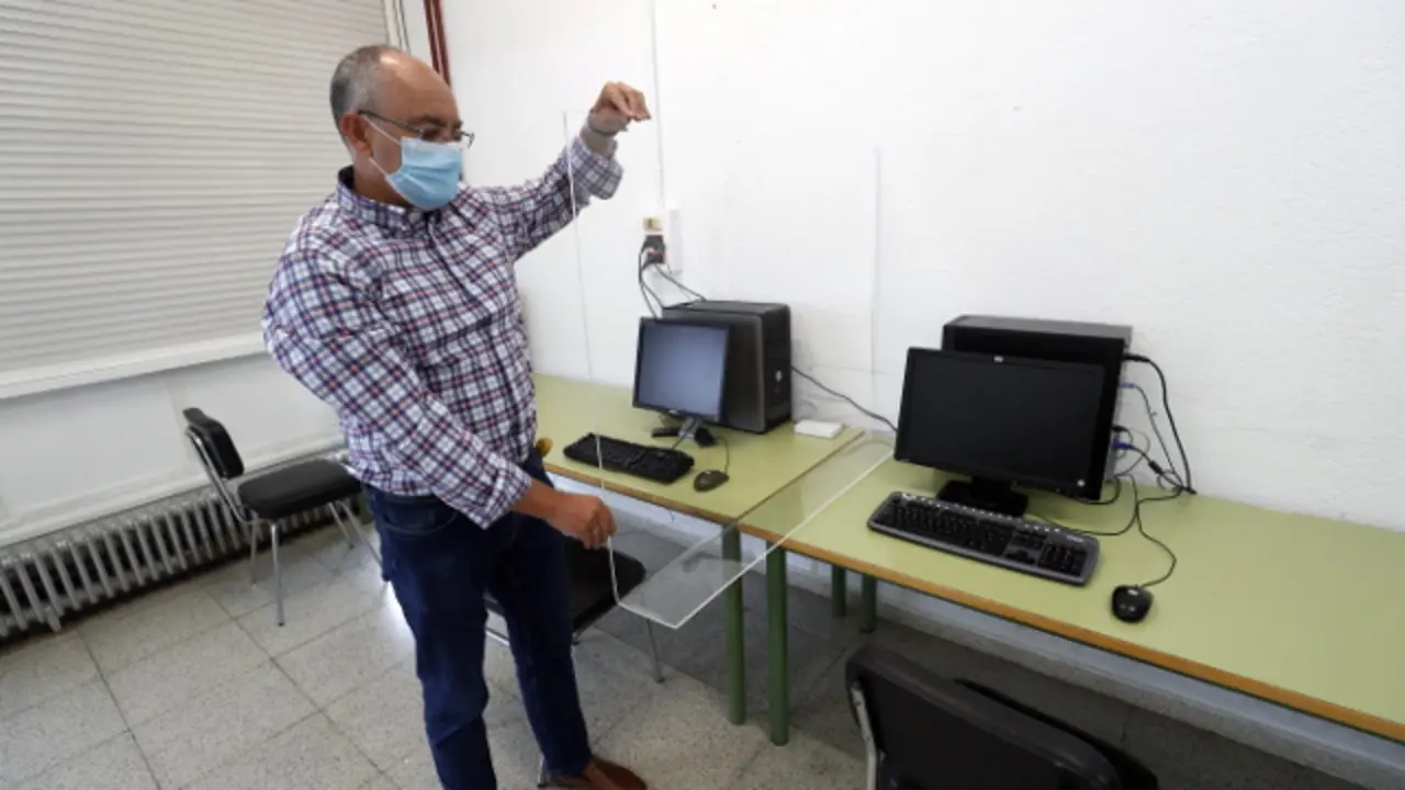 Colocación de mamparas no CIFP As Mercedes de Lugo. XESÚS PONTE