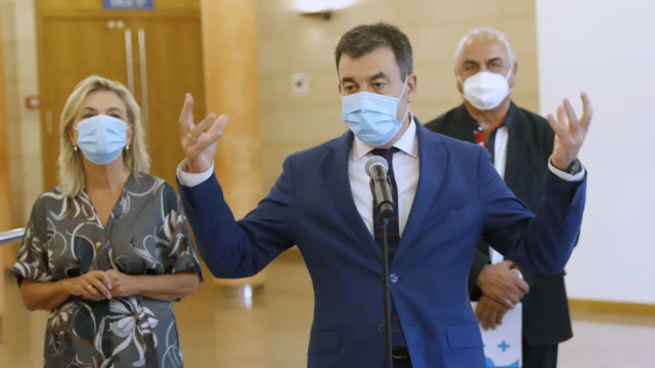 O conselleiro de Educación, Román Rodríguez, anuncia o atraso do curso de secundaria en Galicia. EFE