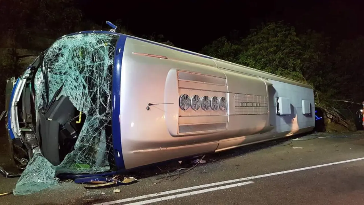 El autobús accidentado en Oia. DP