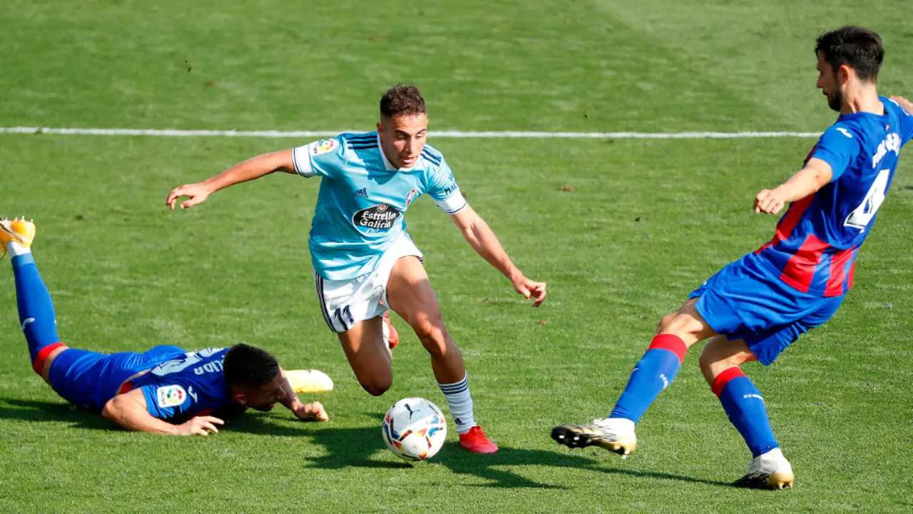 Emre Mor sortea a Damian Kadzior y Paulo Oliveira en un momento del partido. JUAN HERRERO (EFE)