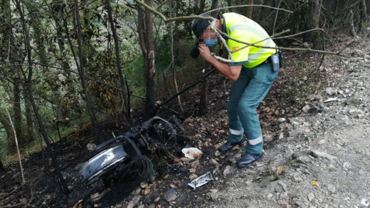 Motocicleta calcinada en Riotorto. GARDA CIVIL
